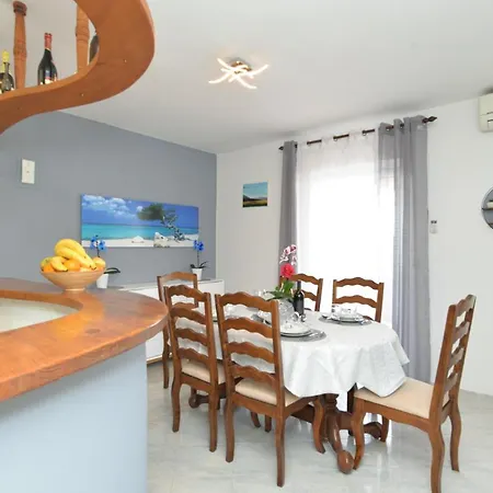 Violete 742 Apartman Póla