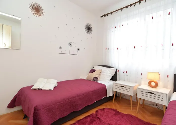 Violete 742 Διαμέρισμα Πούλα